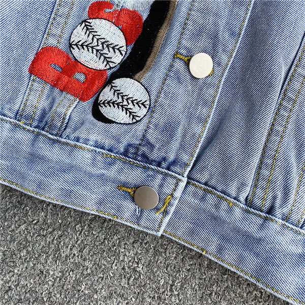 Női alkalmi farmerdzseki gombokkal és színes hímzéssel