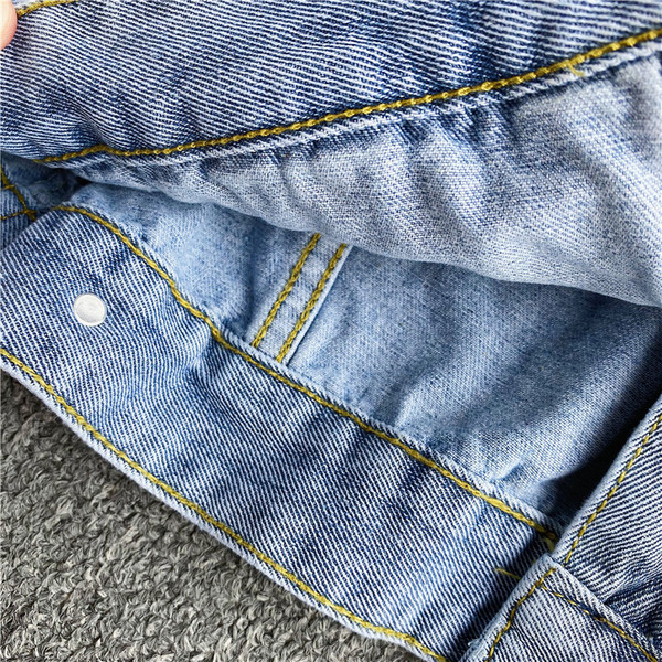 Női alkalmi farmerdzseki gombokkal és színes hímzéssel