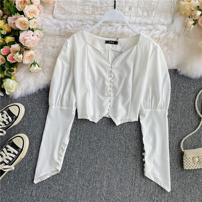 Stílusos női rövid ing gombokkal és hosszú ujjú