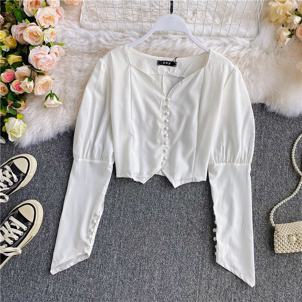 Stílusos női rövid ing gombokkal és hosszú ujjú