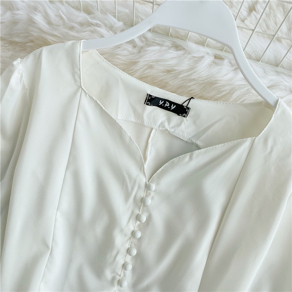 Stílusos női rövid ing gombokkal és hosszú ujjú