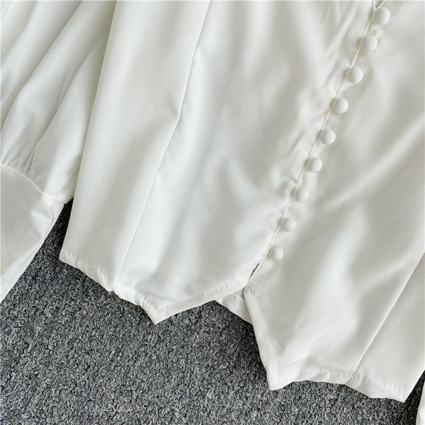 Stílusos női rövid ing gombokkal és hosszú ujjú