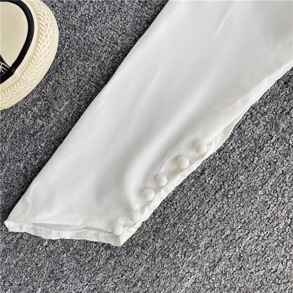 Stílusos női rövid ing gombokkal és hosszú ujjú