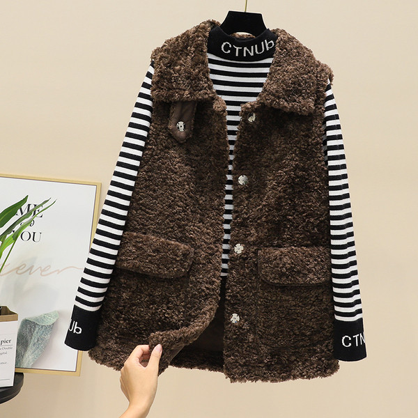 Praegune naiste vest taskutega