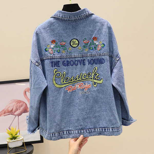 Γυναικείο τζιν μπουφάν με χρωματιστό κέντημα στην πλάτη