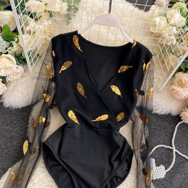 Moteriškas kasdienis bodis su tiulio rankovėmis ir blizgaus efekto juodos spalvos