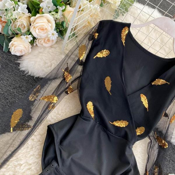 Moteriškas kasdienis bodis su tiulio rankovėmis ir blizgaus efekto juodos spalvos