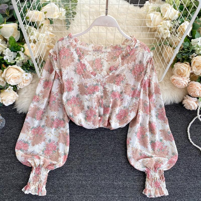 Mitmes värvitoonis spitsikaelusega ja nööpidega naiste särk