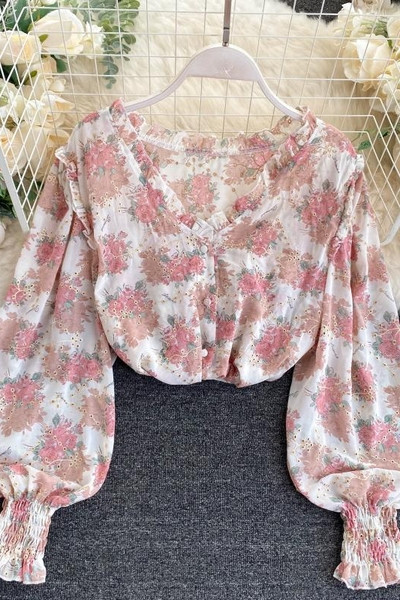 Mitmes värvitoonis spitsikaelusega ja nööpidega naiste särk