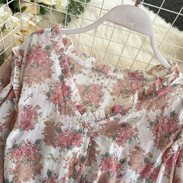 Mitmes värvitoonis spitsikaelusega ja nööpidega naiste särk