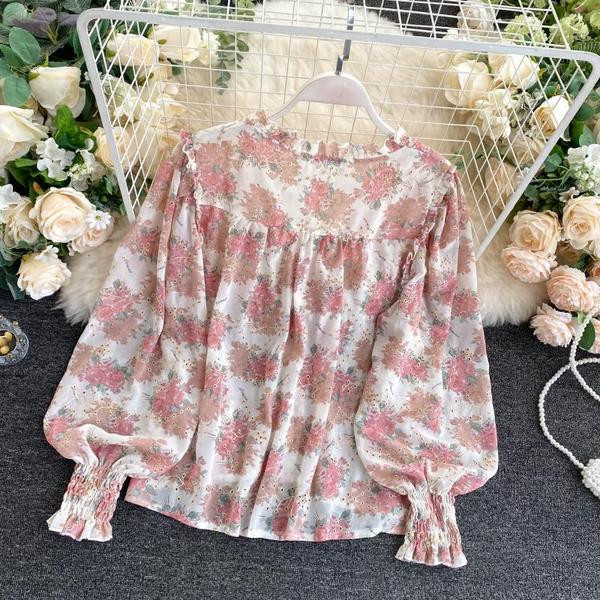 Mitmes värvitoonis spitsikaelusega ja nööpidega naiste särk