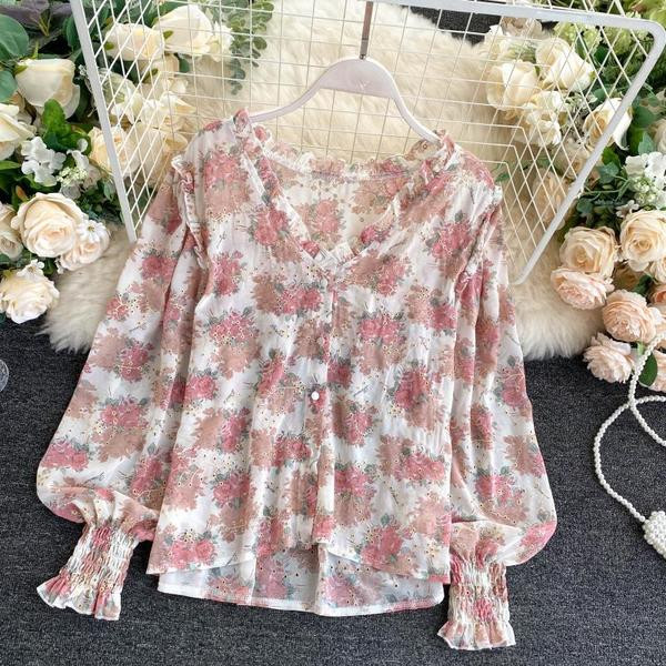 Mitmes värvitoonis spitsikaelusega ja nööpidega naiste särk