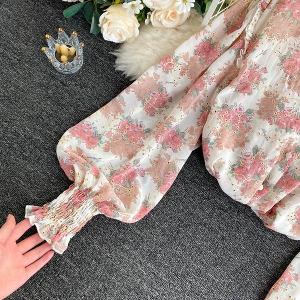 Mitmes värvitoonis spitsikaelusega ja nööpidega naiste särk