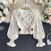 Rövid női ing csipkeujjakkal és gumírozott derékkal