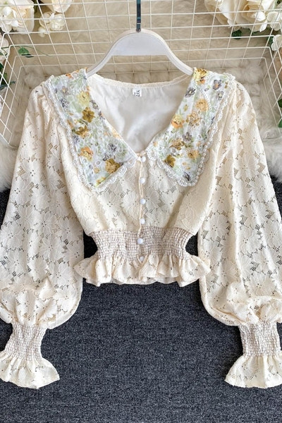 Rövid női ing csipkeujjakkal és gumírozott derékkal