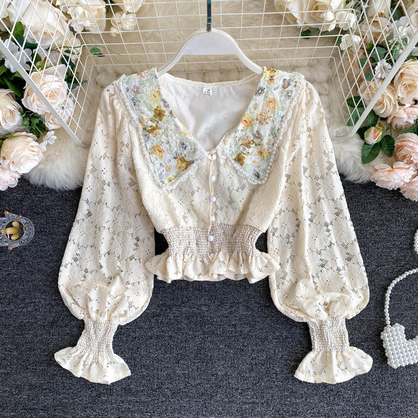 Rövid női ing csipkeujjakkal és gumírozott derékkal