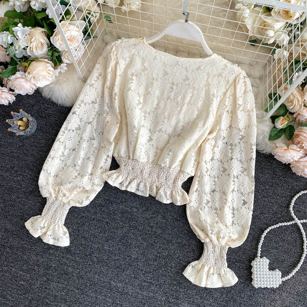 Rövid női ing csipkeujjakkal és gumírozott derékkal