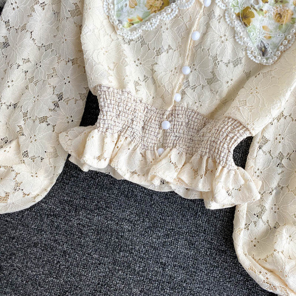 Rövid női ing csipkeujjakkal és gumírozott derékkal