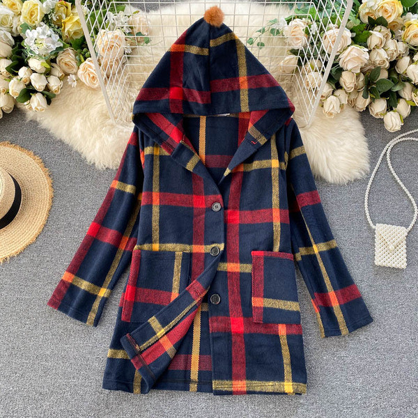 Palton de damă în carouri cu glugă și puf