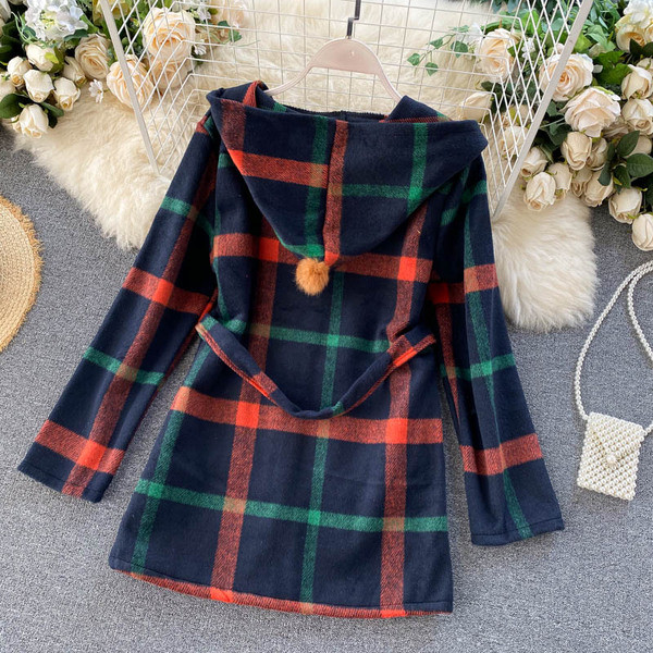 Palton de damă în carouri cu glugă și puf