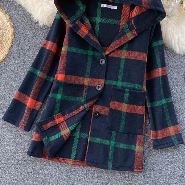 Palton de damă în carouri cu glugă și puf