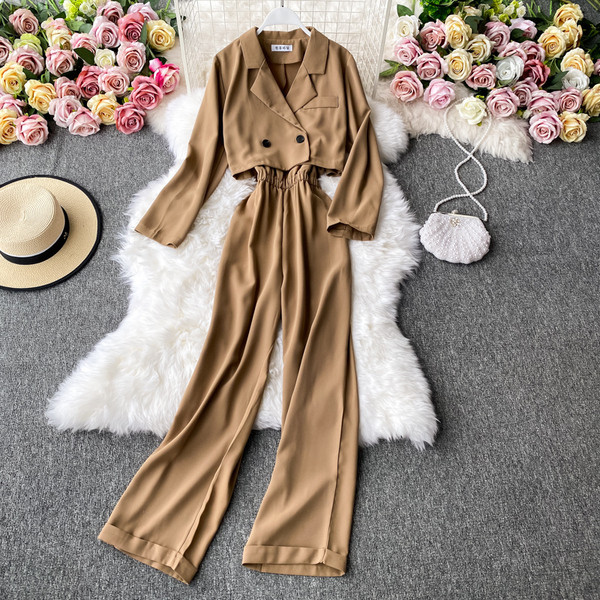 Moodne naiste komplekt kombinesoonist ja jakist