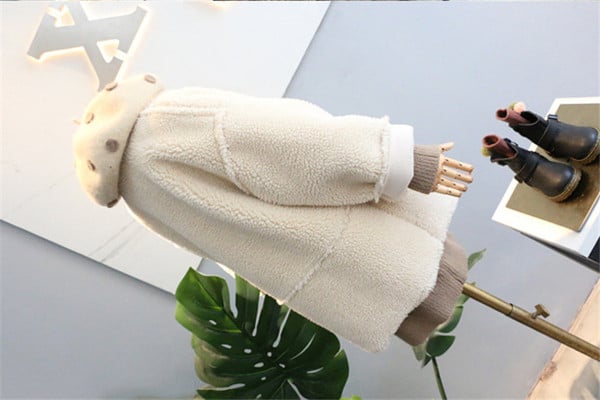 Κομψό παιδικό παλτό για κορίτσια με κλασικό κολάρο και κουμπιά