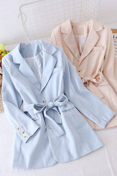 Стилно дамско палто с колан на талията и джобове