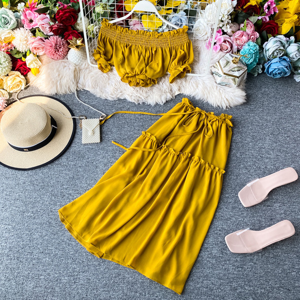 Μοντέρνο γυναικείο σετ από μακριά φούστα και μπλούζα