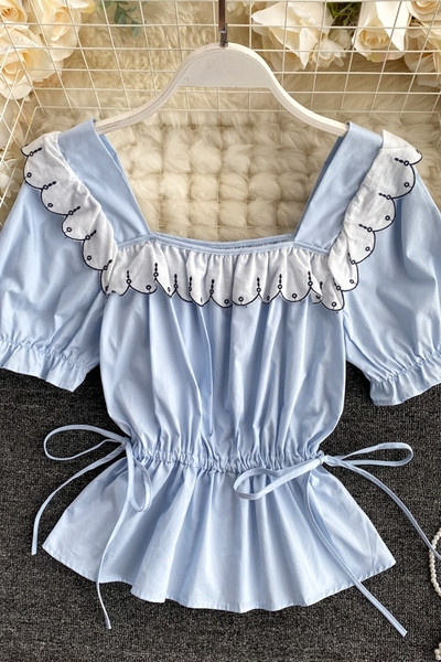 Moodne naiste särk kandilise kaelusega paeltega