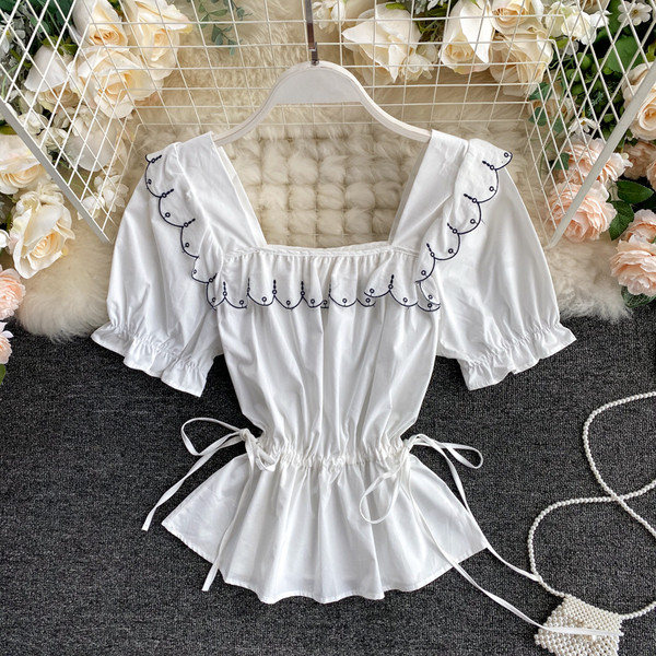 Moodne naiste särk kandilise kaelusega paeltega