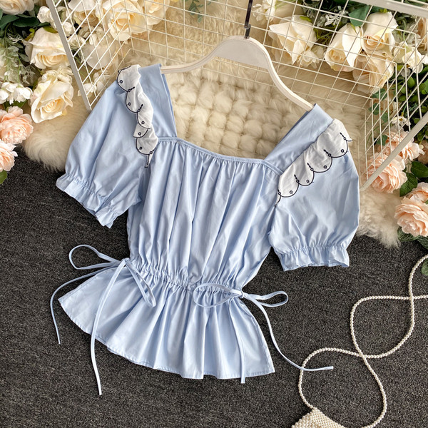 Moodne naiste särk kandilise kaelusega paeltega