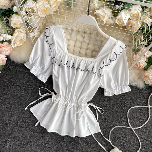 Moodne naiste särk kandilise kaelusega paeltega