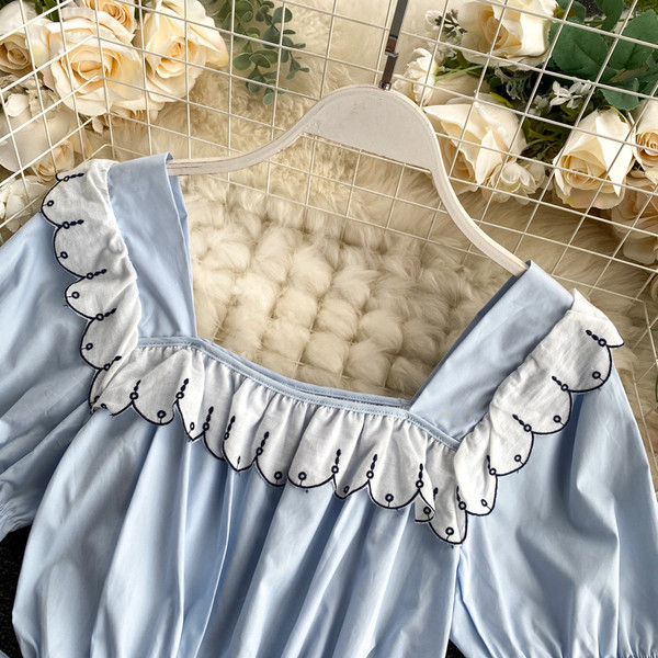 Moodne naiste särk kandilise kaelusega paeltega