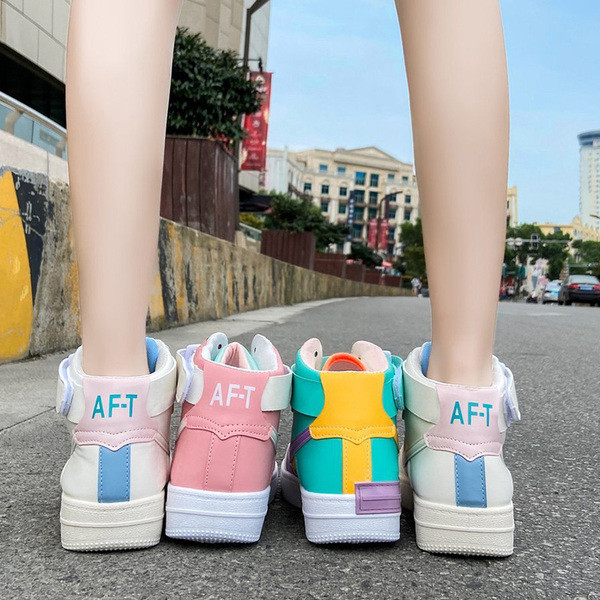 Naiste värvilised vabaaja tossud lameda tallaga