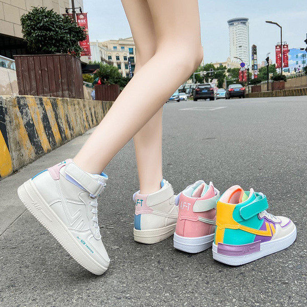 Naiste värvilised vabaaja tossud lameda tallaga