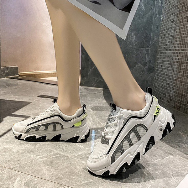 Casual γυναικεία αθλητικά παπούτσια με κορδόνια και επίπεδη σόλα σε λευκό χρώμα