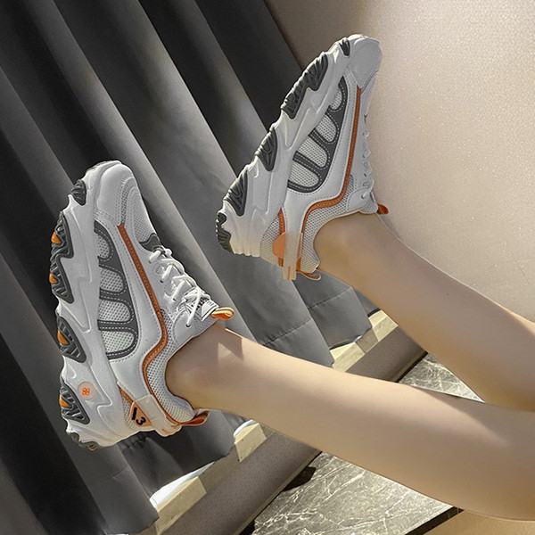 Casual γυναικεία αθλητικά παπούτσια με κορδόνια και επίπεδη σόλα σε λευκό χρώμα