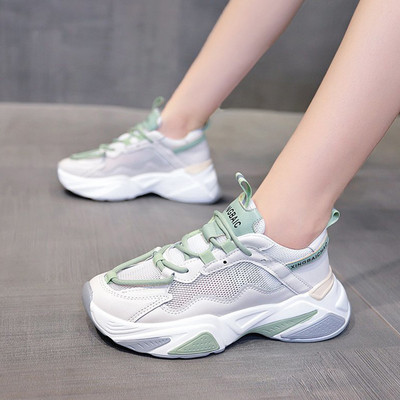 Γυναικεία αθλητικά παπούτσια με επιγραφή σε λευκό χρώμα