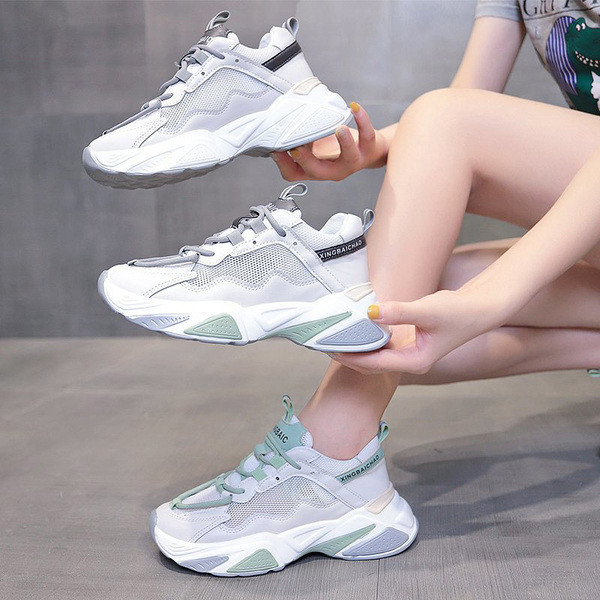 Γυναικεία αθλητικά παπούτσια με επιγραφή σε λευκό χρώμα