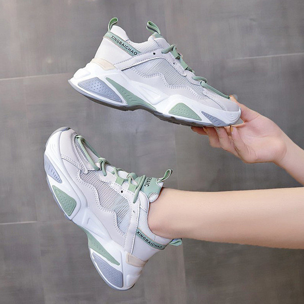 Γυναικεία αθλητικά παπούτσια με επιγραφή σε λευκό χρώμα