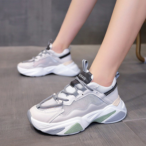 Γυναικεία αθλητικά παπούτσια με επιγραφή σε λευκό χρώμα