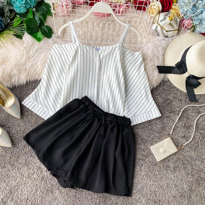 Modern női blúz szett ejtett ujjal és rövidnadrággal