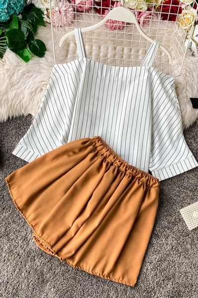 Modern női blúz szett ejtett ujjal és rövidnadrággal