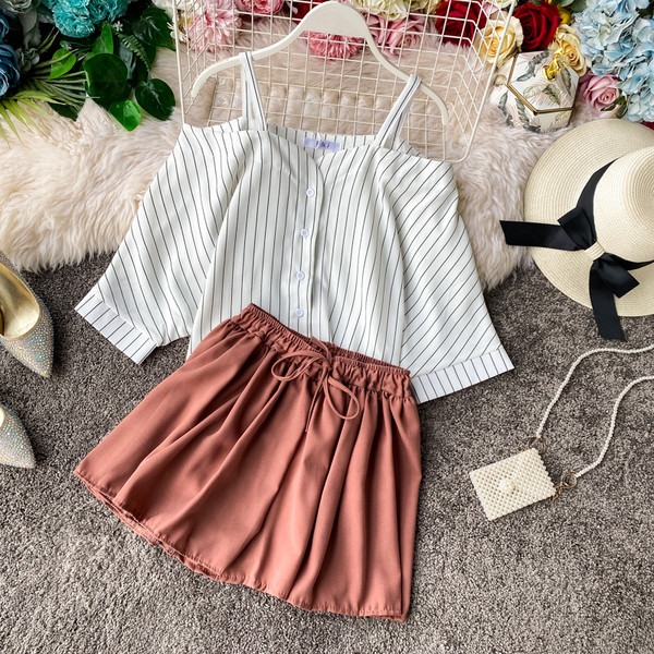 Modern női blúz szett ejtett ujjal és rövidnadrággal