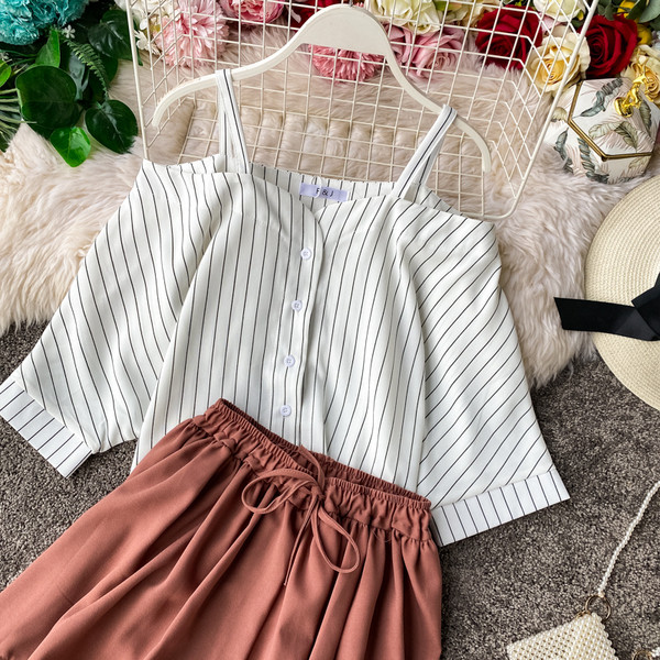 Modern női blúz szett ejtett ujjal és rövidnadrággal