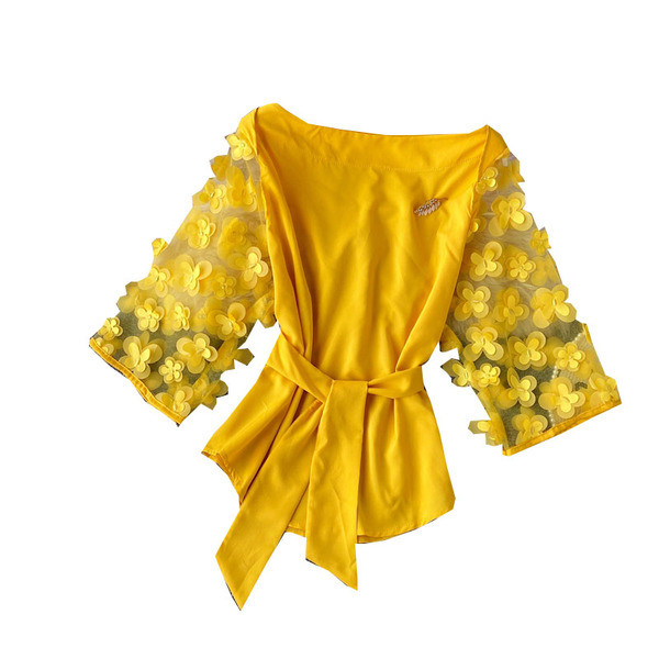 Κομψό γυναικείο πουκάμισο με φαρδιά μανίκια και ντεκολτέ 