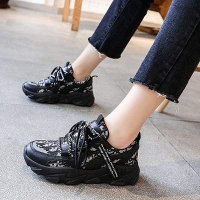 Stiilsed paelte ja kareda tallaga naiste tossud valge ja musta värviga