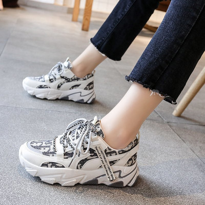 Stiilsed paelte ja kareda tallaga naiste tossud valge ja musta värviga