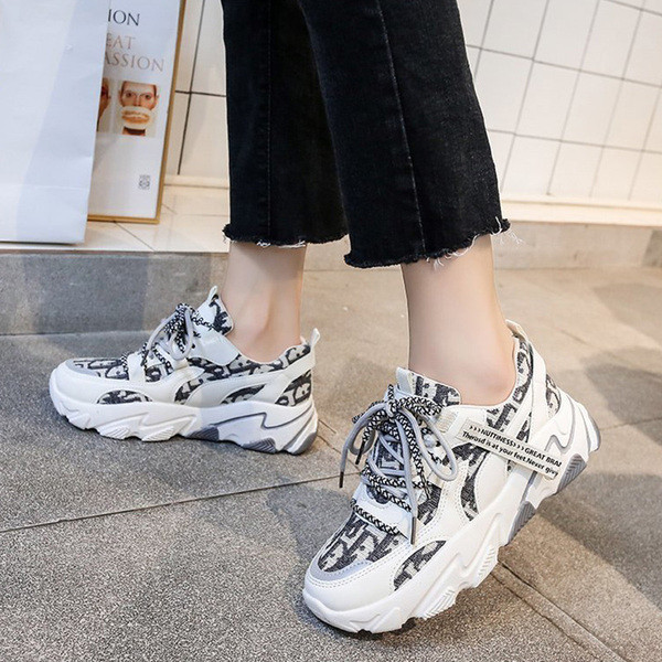 Stiilsed paelte ja kareda tallaga naiste tossud valge ja musta värviga